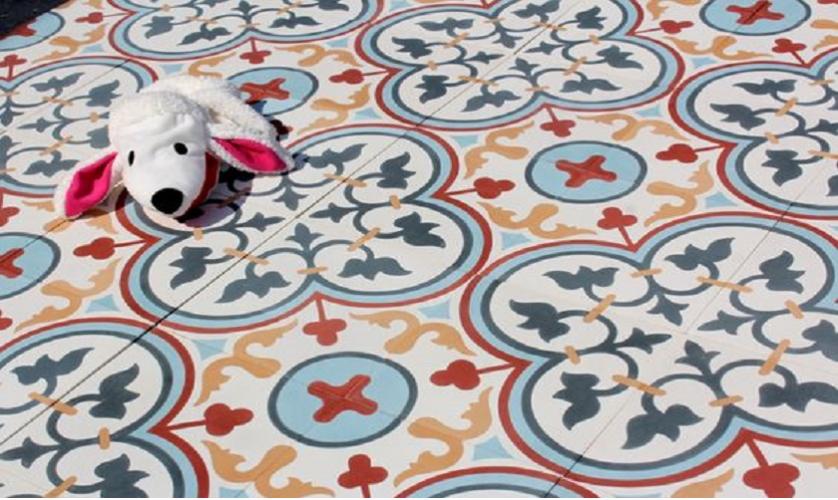 MENARA KAYU DAN UBIN KLASIK TEGEL